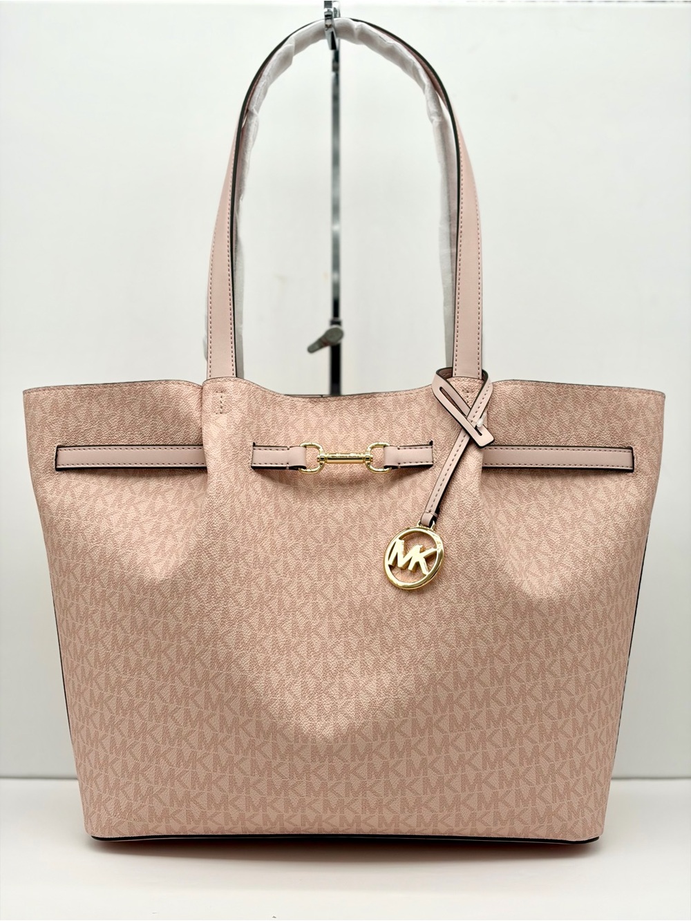 Michael Kors Carson
Lg CZ EW Signature Logo Shoulder Tote
Handbag
Powder Blush
